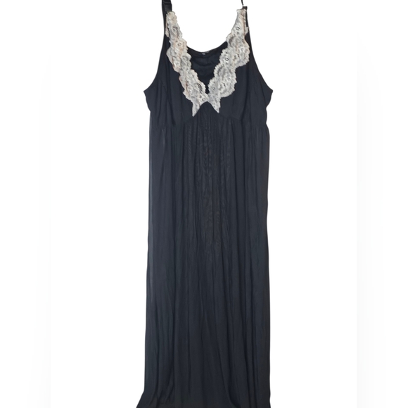 BloomChic Black nightgown with White Lace Accent - Picture 1 of 4